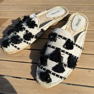 NWOT Soludos - Anthropology espadrille / mules with tessels black/cream size 10